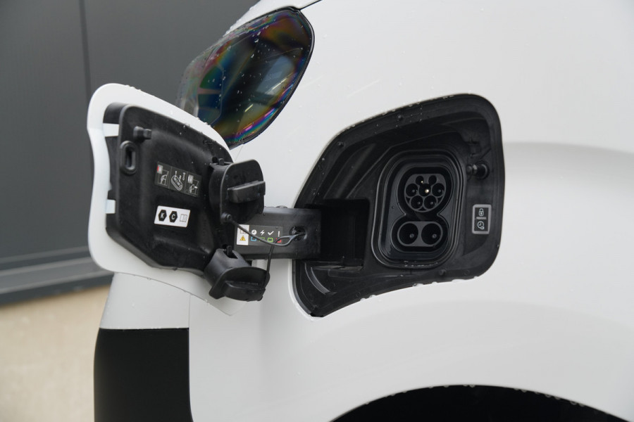Toyota PROACE Electric Worker Comfort Standard Range Long L2 50 kWh 136pk - Camera - Stuurverwarming - Houten vloer - PDC - 100Kw DC laden - Rijklaar
