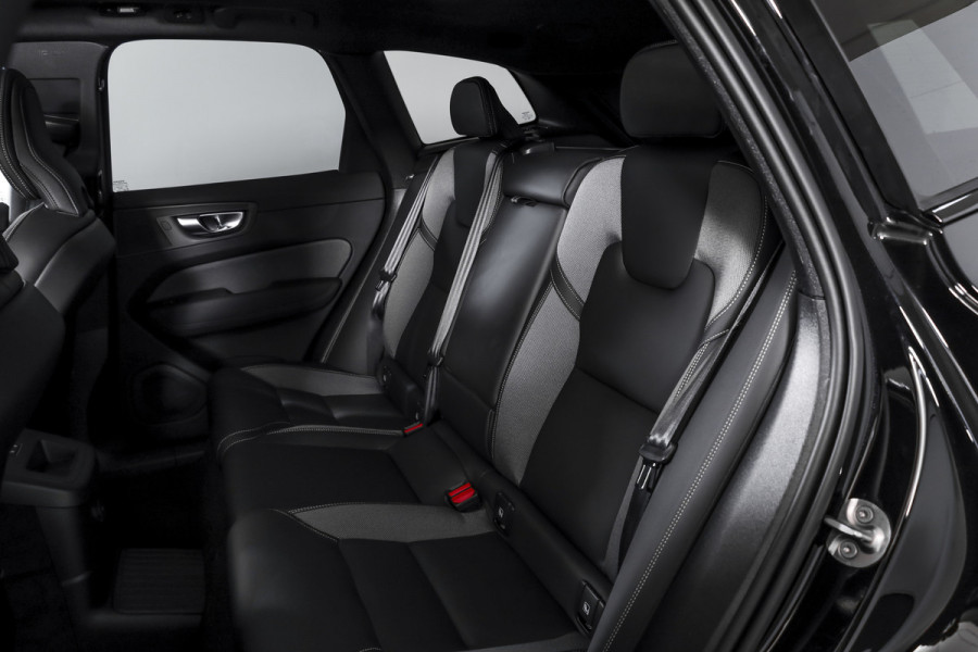 Volvo XC60 2.0 T8 Plug-in hybrid AWD Plus Black Edition | S/K Panodak | 360 Camera | Head-Up | Harman/Kardon | Dig.  Cockpit | Adapt. Cruise | Stoel-+Stuurverw. | NAV+App.Connect | Auto.Airco | LM 21" | 1126
