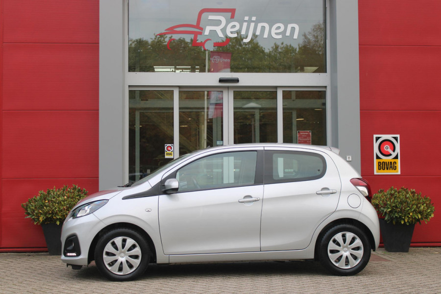 Peugeot 108 1.0 e-VTi ACTIVE AUTOMAAT ZEER LAGE KILOMETERSTAND | MISTLAMPEN VOOR | LED DAGRIJVERLICHTING | PARKEERSENSOREN ACHTER | AIRCO | MULTIFUNCTIONEEL LEDEREN STUURWIEL | BLUETOOTH | CENTRALE VERGRENDELING MET AFSTANDSBEDIENING | ELEKTRISCH BEDIENBARE RAMEN VOOR | KLAPRUITJES ACHTER PORTIEREN | VAN BINNENUIT VERSTELBARE BUITEN SPIEGELS | IN HOOGTE VERSTELBARE BESTUURDERSSTOEL | SCHAKELFLIPPERS ACHTER HET STUUR | USB-A AANSLUITING |