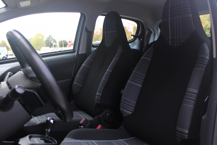 Peugeot 108 1.0 e-VTi ACTIVE AUTOMAAT ZEER LAGE KILOMETERSTAND | MISTLAMPEN VOOR | LED DAGRIJVERLICHTING | PARKEERSENSOREN ACHTER | AIRCO | MULTIFUNCTIONEEL LEDEREN STUURWIEL | BLUETOOTH | CENTRALE VERGRENDELING MET AFSTANDSBEDIENING | ELEKTRISCH BEDIENBARE RAMEN VOOR | KLAPRUITJES ACHTER PORTIEREN | VAN BINNENUIT VERSTELBARE BUITEN SPIEGELS | IN HOOGTE VERSTELBARE BESTUURDERSSTOEL | SCHAKELFLIPPERS ACHTER HET STUUR | USB-A AANSLUITING |