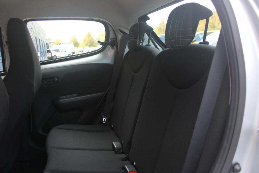 Peugeot 108 1.0 e-VTi ACTIVE AUTOMAAT ZEER LAGE KILOMETERSTAND | MISTLAMPEN VOOR | LED DAGRIJVERLICHTING | PARKEERSENSOREN ACHTER | AIRCO | MULTIFUNCTIONEEL LEDEREN STUURWIEL | BLUETOOTH | CENTRALE VERGRENDELING MET AFSTANDSBEDIENING | ELEKTRISCH BEDIENBARE RAMEN VOOR | KLAPRUITJES ACHTER PORTIEREN | VAN BINNENUIT VERSTELBARE BUITEN SPIEGELS | IN HOOGTE VERSTELBARE BESTUURDERSSTOEL | SCHAKELFLIPPERS ACHTER HET STUUR | USB-A AANSLUITING |