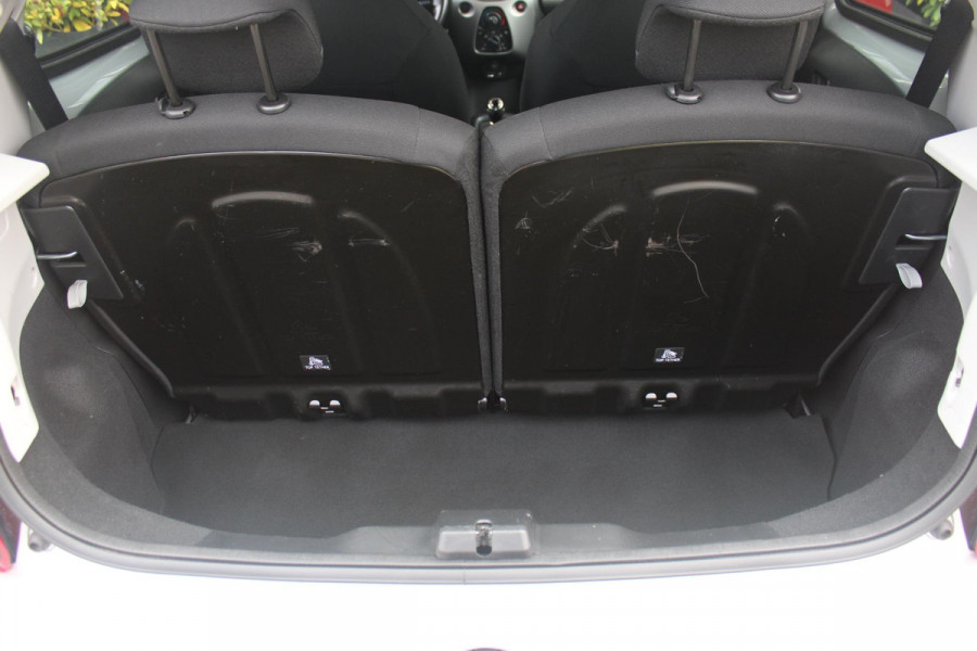 Peugeot 108 1.0 e-VTi ACTIVE AUTOMAAT ZEER LAGE KILOMETERSTAND | MISTLAMPEN VOOR | LED DAGRIJVERLICHTING | PARKEERSENSOREN ACHTER | AIRCO | MULTIFUNCTIONEEL LEDEREN STUURWIEL | BLUETOOTH | CENTRALE VERGRENDELING MET AFSTANDSBEDIENING | ELEKTRISCH BEDIENBARE RAMEN VOOR | KLAPRUITJES ACHTER PORTIEREN | VAN BINNENUIT VERSTELBARE BUITEN SPIEGELS | IN HOOGTE VERSTELBARE BESTUURDERSSTOEL | SCHAKELFLIPPERS ACHTER HET STUUR | USB-A AANSLUITING |