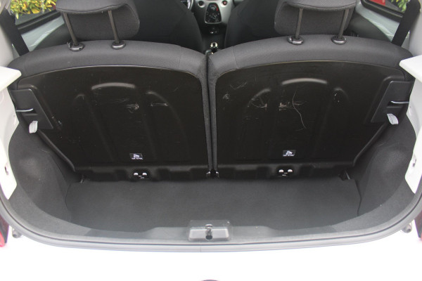Peugeot 108 1.0 e-VTi ACTIVE AUTOMAAT ZEER LAGE KILOMETERSTAND | MISTLAMPEN VOOR | LED DAGRIJVERLICHTING | PARKEERSENSOREN ACHTER | AIRCO | MULTIFUNCTIONEEL LEDEREN STUURWIEL | BLUETOOTH | CENTRALE VERGRENDELING MET AFSTANDSBEDIENING | ELEKTRISCH BEDIENBARE RAMEN VOOR | KLAPRUITJES ACHTER PORTIEREN | VAN BINNENUIT VERSTELBARE BUITEN SPIEGELS | IN HOOGTE VERSTELBARE BESTUURDERSSTOEL | SCHAKELFLIPPERS ACHTER HET STUUR | USB-A AANSLUITING |