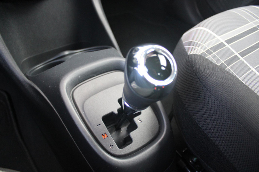Peugeot 108 1.0 e-VTi ACTIVE AUTOMAAT ZEER LAGE KILOMETERSTAND | MISTLAMPEN VOOR | LED DAGRIJVERLICHTING | PARKEERSENSOREN ACHTER | AIRCO | MULTIFUNCTIONEEL LEDEREN STUURWIEL | BLUETOOTH | CENTRALE VERGRENDELING MET AFSTANDSBEDIENING | ELEKTRISCH BEDIENBARE RAMEN VOOR | KLAPRUITJES ACHTER PORTIEREN | VAN BINNENUIT VERSTELBARE BUITEN SPIEGELS | IN HOOGTE VERSTELBARE BESTUURDERSSTOEL | SCHAKELFLIPPERS ACHTER HET STUUR | USB-A AANSLUITING |