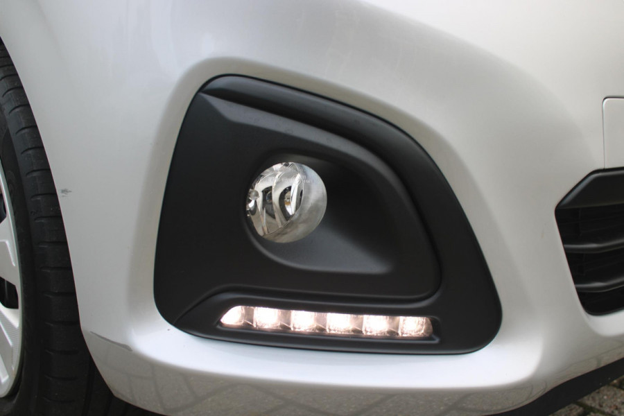 Peugeot 108 1.0 e-VTi ACTIVE AUTOMAAT ZEER LAGE KILOMETERSTAND | MISTLAMPEN VOOR | LED DAGRIJVERLICHTING | PARKEERSENSOREN ACHTER | AIRCO | MULTIFUNCTIONEEL LEDEREN STUURWIEL | BLUETOOTH | CENTRALE VERGRENDELING MET AFSTANDSBEDIENING | ELEKTRISCH BEDIENBARE RAMEN VOOR | KLAPRUITJES ACHTER PORTIEREN | VAN BINNENUIT VERSTELBARE BUITEN SPIEGELS | IN HOOGTE VERSTELBARE BESTUURDERSSTOEL | SCHAKELFLIPPERS ACHTER HET STUUR | USB-A AANSLUITING |
