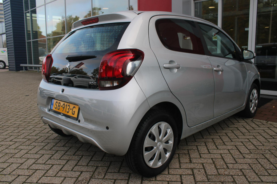 Peugeot 108 1.0 e-VTi ACTIVE AUTOMAAT ZEER LAGE KILOMETERSTAND | MISTLAMPEN VOOR | LED DAGRIJVERLICHTING | PARKEERSENSOREN ACHTER | AIRCO | MULTIFUNCTIONEEL LEDEREN STUURWIEL | BLUETOOTH | CENTRALE VERGRENDELING MET AFSTANDSBEDIENING | ELEKTRISCH BEDIENBARE RAMEN VOOR | KLAPRUITJES ACHTER PORTIEREN | VAN BINNENUIT VERSTELBARE BUITEN SPIEGELS | IN HOOGTE VERSTELBARE BESTUURDERSSTOEL | SCHAKELFLIPPERS ACHTER HET STUUR | USB-A AANSLUITING |