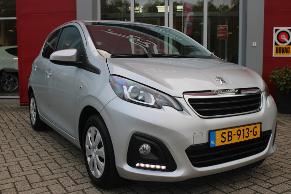 Peugeot 108 1.0 e-VTi ACTIVE AUTOMAAT ZEER LAGE KILOMETERSTAND | MISTLAMPEN VOOR | LED DAGRIJVERLICHTING | PARKEERSENSOREN ACHTER | AIRCO | MULTIFUNCTIONEEL LEDEREN STUURWIEL | BLUETOOTH | CENTRALE VERGRENDELING MET AFSTANDSBEDIENING | ELEKTRISCH BEDIENBARE RAMEN VOOR | KLAPRUITJES ACHTER PORTIEREN | VAN BINNENUIT VERSTELBARE BUITEN SPIEGELS | IN HOOGTE VERSTELBARE BESTUURDERSSTOEL | SCHAKELFLIPPERS ACHTER HET STUUR | USB-A AANSLUITING |