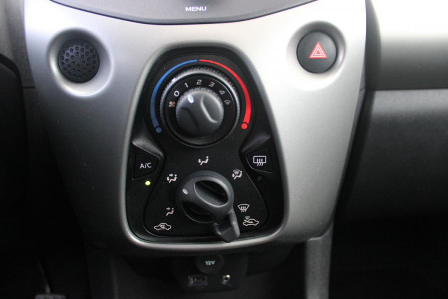 Peugeot 108 1.0 e-VTi ACTIVE AUTOMAAT ZEER LAGE KILOMETERSTAND | MISTLAMPEN VOOR | LED DAGRIJVERLICHTING | PARKEERSENSOREN ACHTER | AIRCO | MULTIFUNCTIONEEL LEDEREN STUURWIEL | BLUETOOTH | CENTRALE VERGRENDELING MET AFSTANDSBEDIENING | ELEKTRISCH BEDIENBARE RAMEN VOOR | KLAPRUITJES ACHTER PORTIEREN | VAN BINNENUIT VERSTELBARE BUITEN SPIEGELS | IN HOOGTE VERSTELBARE BESTUURDERSSTOEL | SCHAKELFLIPPERS ACHTER HET STUUR | USB-A AANSLUITING |