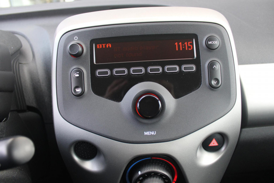 Peugeot 108 1.0 e-VTi ACTIVE AUTOMAAT ZEER LAGE KILOMETERSTAND | MISTLAMPEN VOOR | LED DAGRIJVERLICHTING | PARKEERSENSOREN ACHTER | AIRCO | MULTIFUNCTIONEEL LEDEREN STUURWIEL | BLUETOOTH | CENTRALE VERGRENDELING MET AFSTANDSBEDIENING | ELEKTRISCH BEDIENBARE RAMEN VOOR | KLAPRUITJES ACHTER PORTIEREN | VAN BINNENUIT VERSTELBARE BUITEN SPIEGELS | IN HOOGTE VERSTELBARE BESTUURDERSSTOEL | SCHAKELFLIPPERS ACHTER HET STUUR | USB-A AANSLUITING |