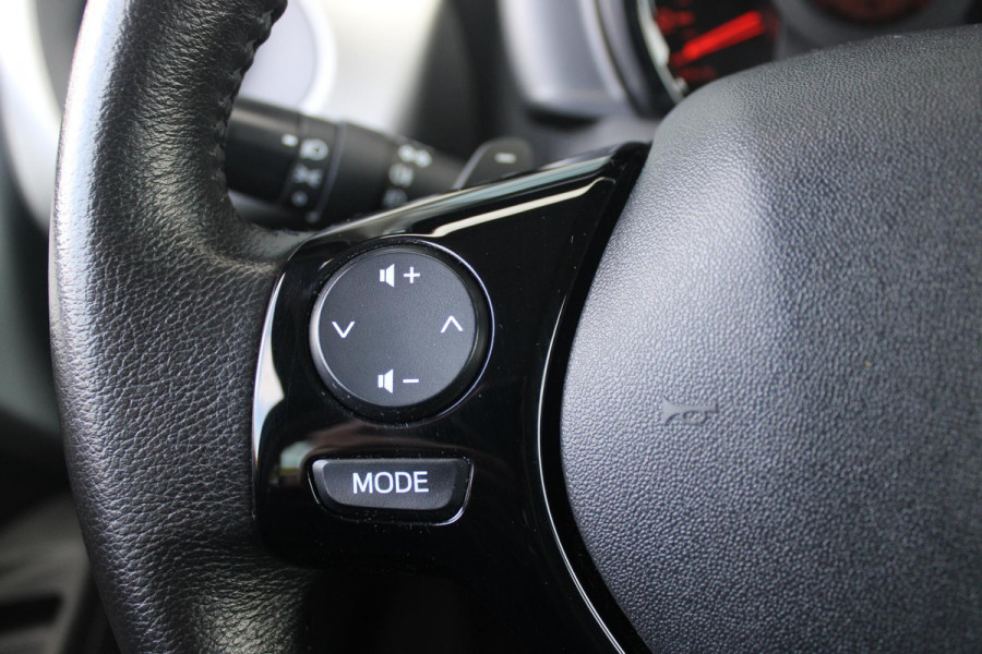 Peugeot 108 1.0 e-VTi ACTIVE AUTOMAAT ZEER LAGE KILOMETERSTAND | MISTLAMPEN VOOR | LED DAGRIJVERLICHTING | PARKEERSENSOREN ACHTER | AIRCO | MULTIFUNCTIONEEL LEDEREN STUURWIEL | BLUETOOTH | CENTRALE VERGRENDELING MET AFSTANDSBEDIENING | ELEKTRISCH BEDIENBARE RAMEN VOOR | KLAPRUITJES ACHTER PORTIEREN | VAN BINNENUIT VERSTELBARE BUITEN SPIEGELS | IN HOOGTE VERSTELBARE BESTUURDERSSTOEL | SCHAKELFLIPPERS ACHTER HET STUUR | USB-A AANSLUITING |