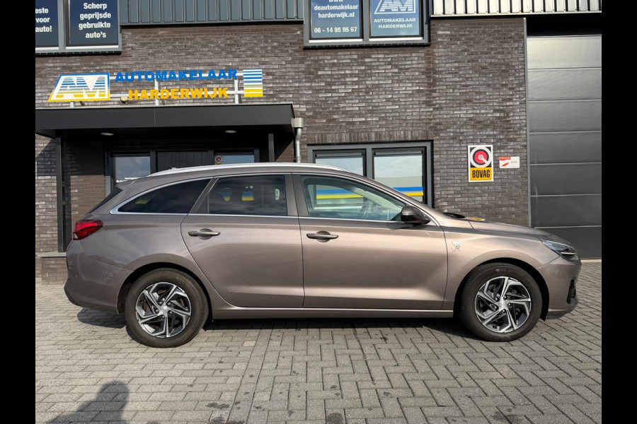 Hyundai i30 Wagon 1.5 T-GDi MHEV Premium | 1E EIGENAAR | 3/6/12MND GARANTIE | SCHUIFDAK | AUTOMAAT | LED | STOEL/STUUR VERWRM. | CARPLAY | DAB | NAVI | LANE | CAMERA |