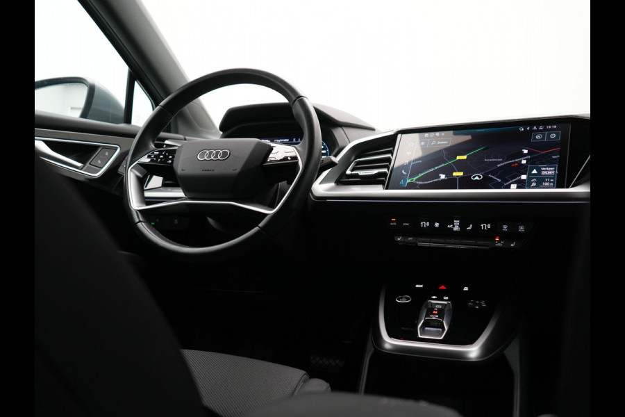 Audi Q4 e-tron 40 Edition 77 kWh 204pk Dealer O.H. | SOH 95,7% | Adaptive Cruise | Head Up | Camera | Sportstoelen Memory & Verwarmd | Stuur Verwarmd | Apple Carplay | Navigatie | DAB | 19"L.M |