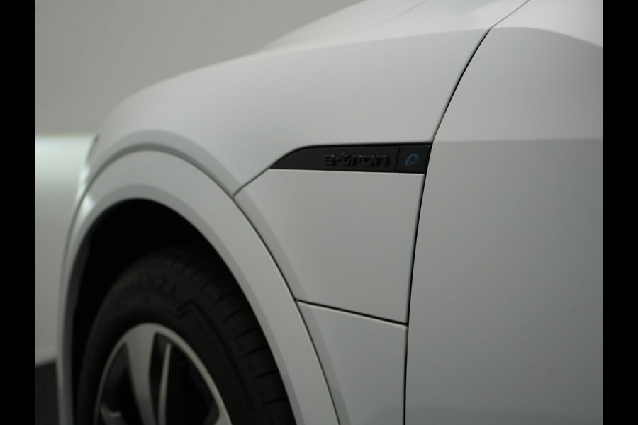 Audi Q8 e-tron 55 Quattro S Line 115 kWh 408pk Dealer O.H. | SOH 97,5% | Adaptive Cruise | Matrix LED | 360 Camera | Bang & Olufsen | Alcantara Sportstoelen Memory & Verwarmd | Sfeerverlichting | Keyless | BLIS | Navigatie | DAB | Virtual | 20"L.M |