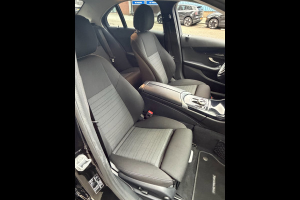 Mercedes-Benz C-Klasse 160 Sport Edition AUTOMAAT I Navigatie / Apple CarPlay I Sport interieur I Stoel verwarming I LED I PDC ..