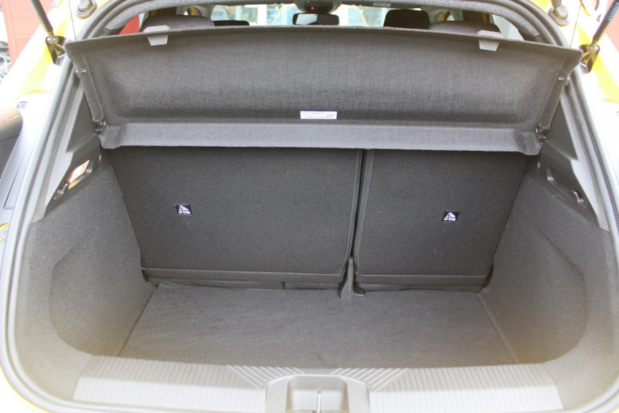 Renault 5 COMFORT RANGE TECHNO 150PK 52 kWh *NIEUWE AUTO!* | PACK WINTER TECHNO: (ELEKTRISCH VERWARMBARE VOORSTOELEN, ELEKTRISCH VERWARMBAAR STUURWIEL, BESTUUDERSSTOEL MET ELEKTRSCH VERSTELBARE LENDESTEUN, IN HOOGTE VERSTELBARE PASSAGIERSSTOEL) | LICHTMETALEN VELGEN 18" | ADAPTIVE CRUISE CONTROL | FULL LED KOPLAMPEN MET FRANSE VLAG | ELEKTRTISCH INKLABARE EN VERWARMBARE BUITENSPIEGELS | ACHTERUITRIJ CAMERA | SFEER VERLICHTING | GOOGLE MAPS NAVIGATIE | DRAADLOZE TELEFOONLADER | PRIVACY GLASS | 100KW SNELLAAD FUNCTIE | DRAADLOZE APPLE CARPLAY/ANDROID AUTO | DAB+ RADIO | SFEER VERL