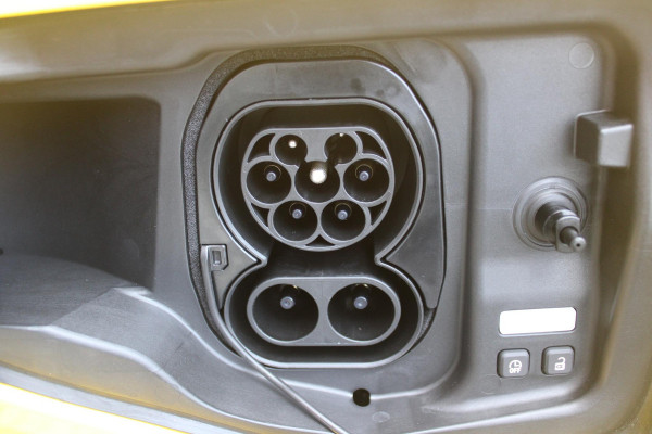Renault 5 COMFORT RANGE TECHNO 150PK 52 kWh *NIEUWE AUTO!* | PACK WINTER TECHNO: (ELEKTRISCH VERWARMBARE VOORSTOELEN, ELEKTRISCH VERWARMBAAR STUURWIEL, BESTUUDERSSTOEL MET ELEKTRSCH VERSTELBARE LENDESTEUN, IN HOOGTE VERSTELBARE PASSAGIERSSTOEL) | LICHTMETALEN VELGEN 18" | ADAPTIVE CRUISE CONTROL | FULL LED KOPLAMPEN MET FRANSE VLAG | ELEKTRTISCH INKLABARE EN VERWARMBARE BUITENSPIEGELS | ACHTERUITRIJ CAMERA | SFEER VERLICHTING | GOOGLE MAPS NAVIGATIE | DRAADLOZE TELEFOONLADER | PRIVACY GLASS | 100KW SNELLAAD FUNCTIE | DRAADLOZE APPLE CARPLAY/ANDROID AUTO | DAB+ RADIO | SFEER VERL