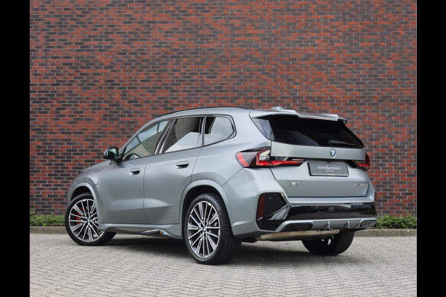 BMW X1 30e xDrive | Pano - Trekhaak - HUD