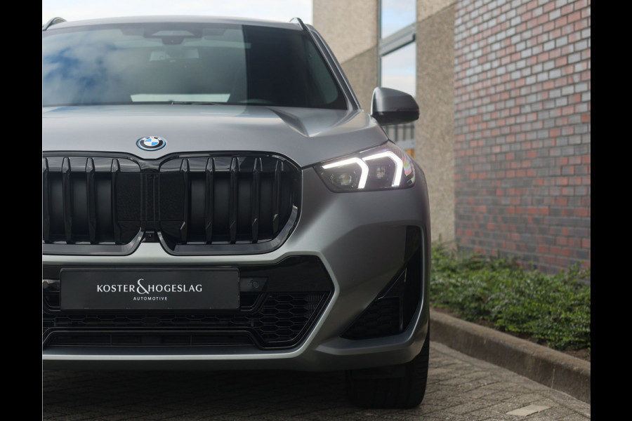 BMW X1 30e xDrive | Pano - Trekhaak - HUD