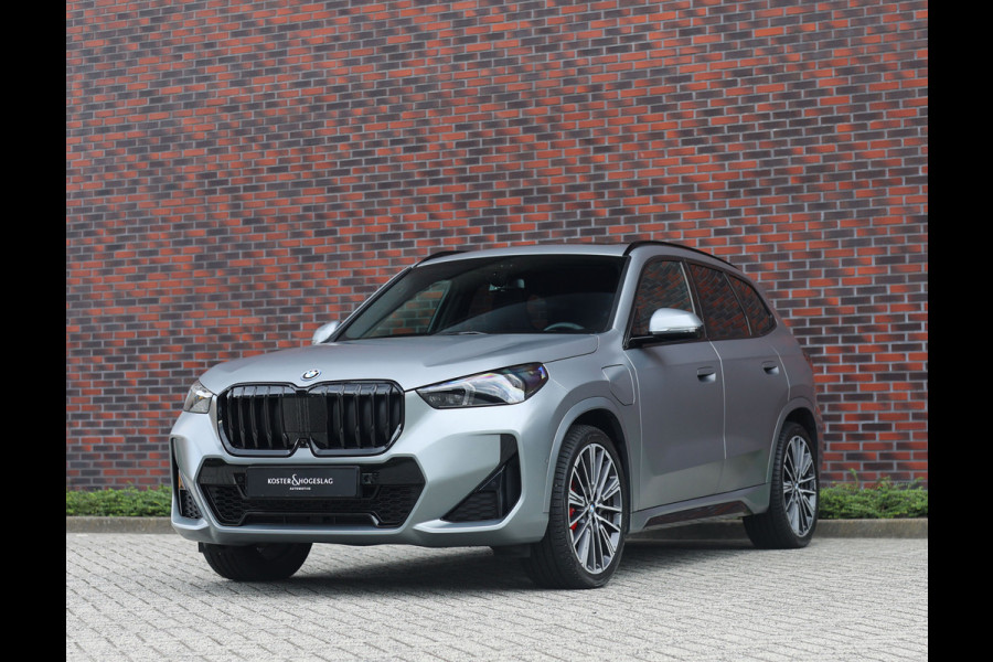 BMW X1 30e xDrive | Pano - Trekhaak - HUD