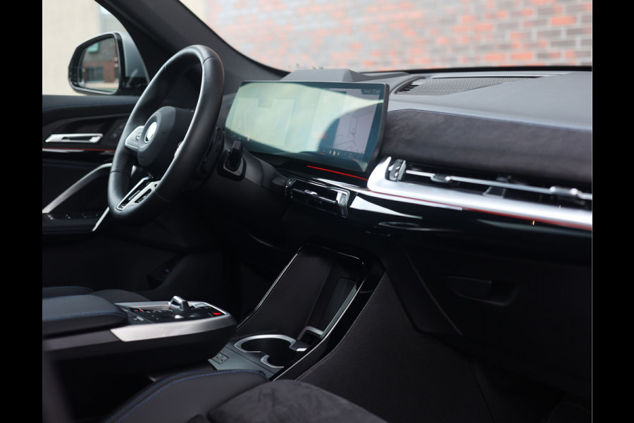 BMW X1 30e xDrive | Pano - Trekhaak - HUD