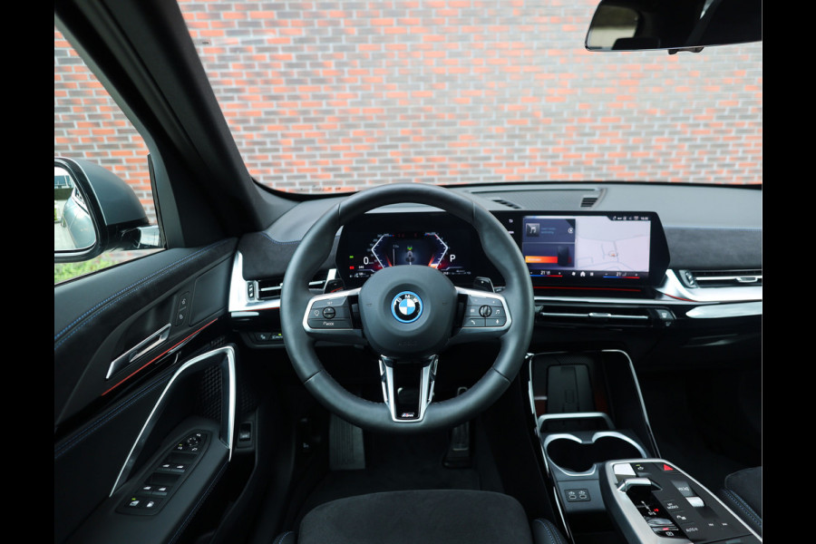 BMW X1 30e xDrive | Pano - Trekhaak - HUD