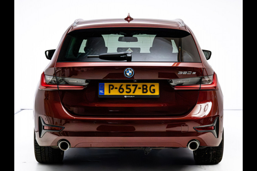 BMW 3 Serie Touring 320e Business Edition Plus | Camera | PDC V+A | Elec. achterklep | Cruise | Navigatie pro | Afn.Trekhaak Apple carplay/Android auto, Lederen bekleding, 18"LMV