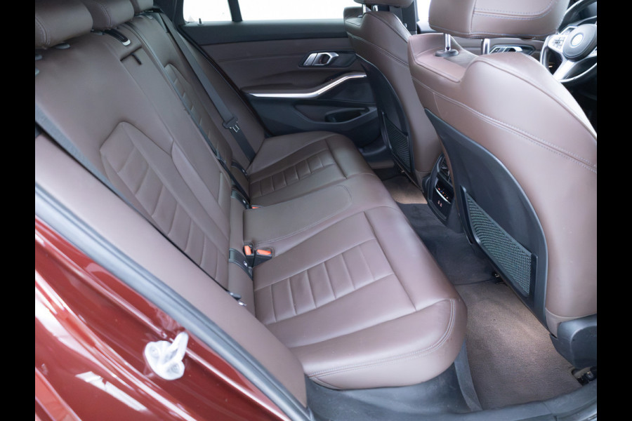 BMW 3 Serie Touring 320e Business Edition Plus | Camera | PDC V+A | Elec. achterklep | Cruise | Navigatie pro | Afn.Trekhaak Apple carplay/Android auto, Lederen bekleding, 18"LMV