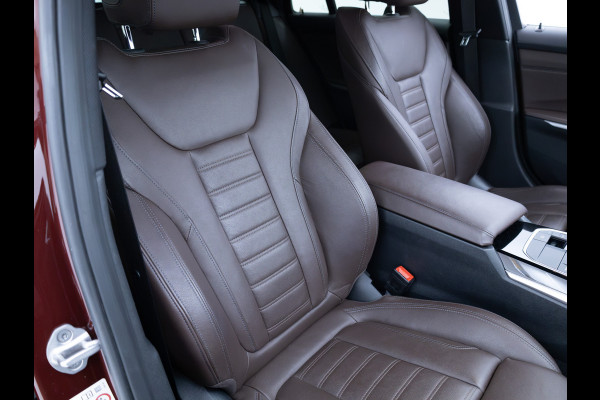 BMW 3 Serie Touring 320e Business Edition Plus | Camera | PDC V+A | Elec. achterklep | Cruise | Navigatie pro | Afn.Trekhaak Apple carplay/Android auto, Lederen bekleding, 18"LMV