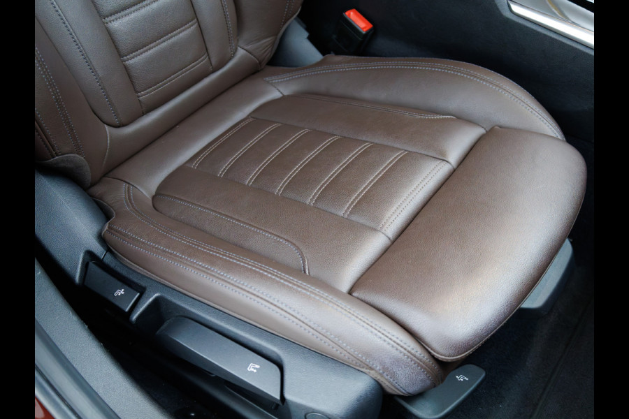 BMW 3 Serie Touring 320e Business Edition Plus | Camera | PDC V+A | Elec. achterklep | Cruise | Navigatie pro | Afn.Trekhaak Apple carplay/Android auto, Lederen bekleding, 18"LMV