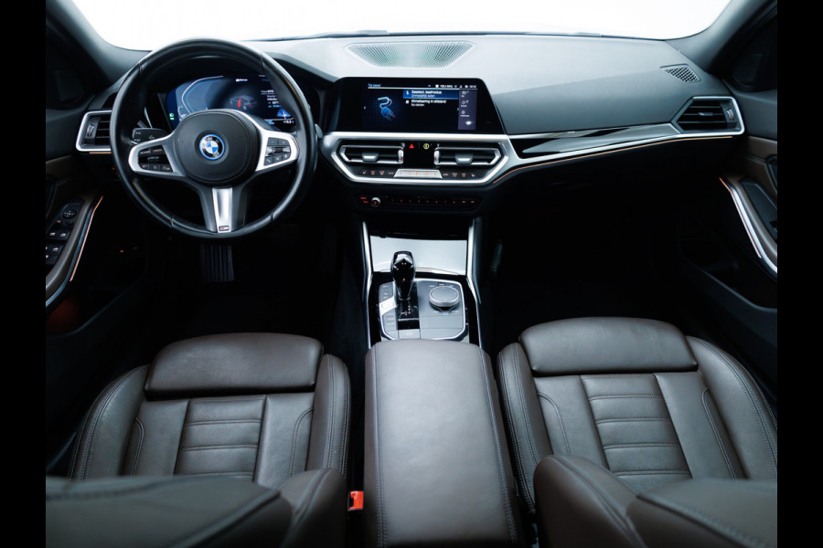 BMW 3 Serie Touring 320e Business Edition Plus | Camera | PDC V+A | Elec. achterklep | Cruise | Navigatie pro | Afn.Trekhaak Apple carplay/Android auto, Lederen bekleding, 18"LMV