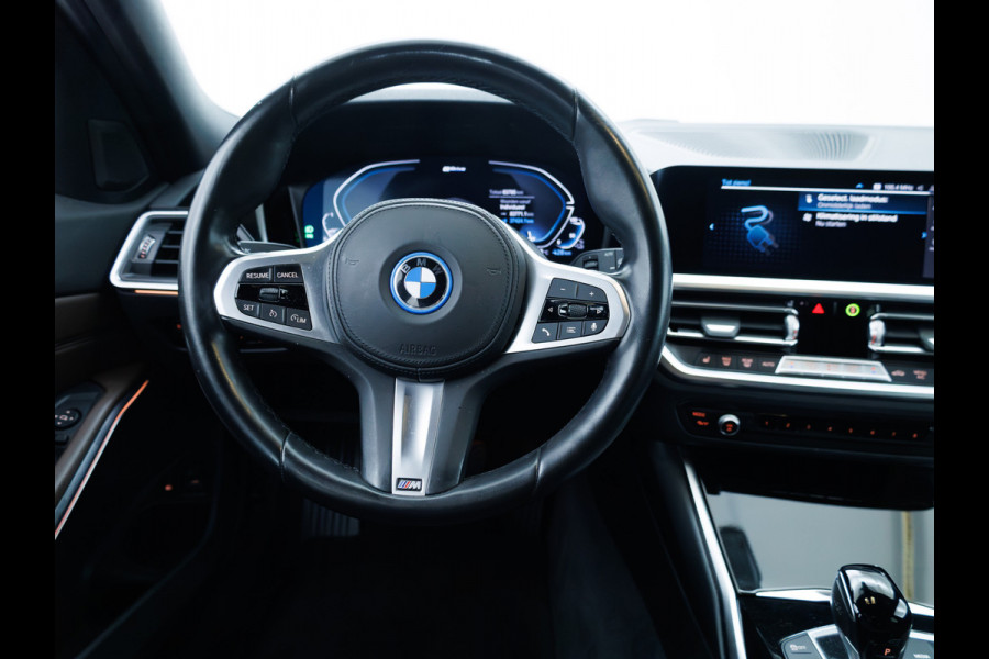 BMW 3 Serie Touring 320e Business Edition Plus | Camera | PDC V+A | Elec. achterklep | Cruise | Navigatie pro | Afn.Trekhaak Apple carplay/Android auto, Lederen bekleding, 18"LMV