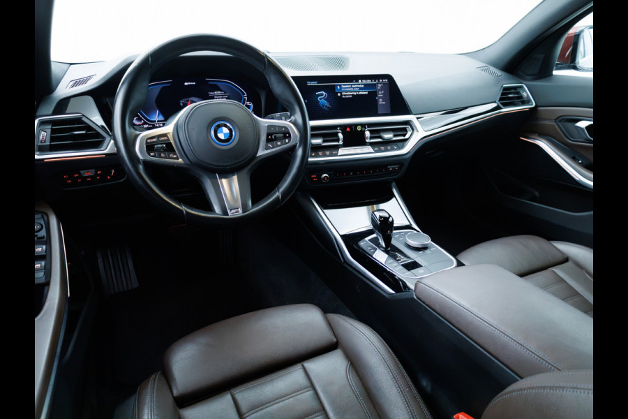 BMW 3 Serie Touring 320e Business Edition Plus | Camera | PDC V+A | Elec. achterklep | Cruise | Navigatie pro | Afn.Trekhaak Apple carplay/Android auto, Lederen bekleding, 18"LMV