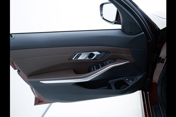 BMW 3 Serie Touring 320e Business Edition Plus | Camera | PDC V+A | Elec. achterklep | Cruise | Navigatie pro | Afn.Trekhaak Apple carplay/Android auto, Lederen bekleding, 18"LMV