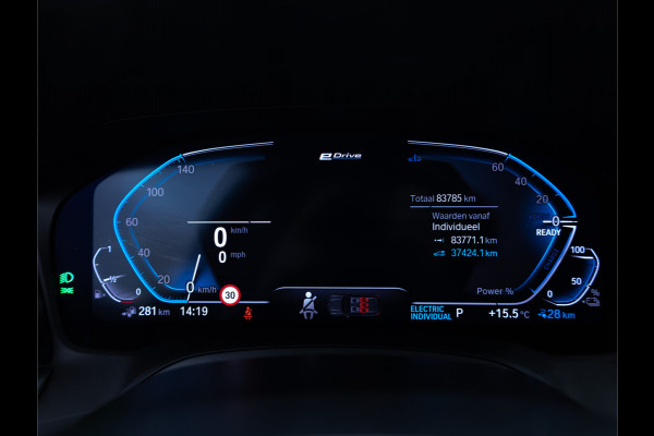 BMW 3 Serie Touring 320e Business Edition Plus | Camera | PDC V+A | Elec. achterklep | Cruise | Navigatie pro | Afn.Trekhaak Apple carplay/Android auto, Lederen bekleding, 18"LMV