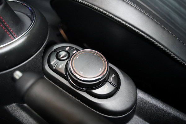 MINI 5-deurs 2.0 Cooper S JCW PAKKET PANO SFEER CAMERA NAP