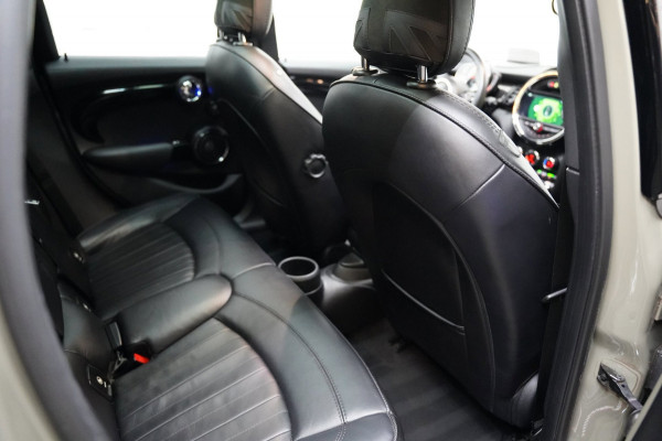 MINI 5-deurs 2.0 Cooper S JCW PAKKET PANO SFEER CAMERA NAP