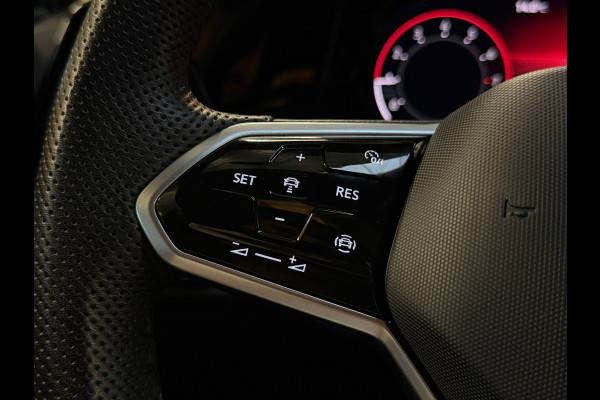 Volkswagen Golf 1.5 eTSI 3X R-Line PANO|HARMAN KARDON|IQ LIGHTS|KEYLESS|DEALER ONDERHOUDEN|NIGHTPAKKET|SFEERVERLICHTING|2024|VOL!
