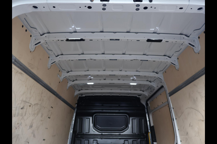 Volkswagen Crafter 35 2.0 TDI 177 PK 4MOTION 4X4 AUT. L3H3 + LED | 3500 KG TREKHAAK | CLIMATE | CAMERA | CARPLAY