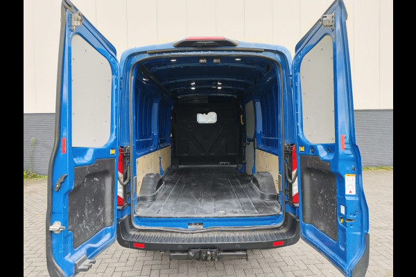 Ford Transit 350 2.0TDCI 130PK L3H2 3-Pers. Camera Navi Trekhaak MHEV Hybride Stoelverwarming Voorruitverwarming Pdc MHEV RWD EURO6 Cruise Control 2.750KG Trekgewicht 2.750KG Trekgewicht 1e Eigenaar