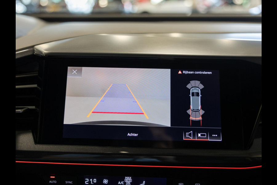 Audi Q4 e-tron 40 S-Line Competition 77 kWh SOH 93% / 204pk / Achteruitrij camera / Ruitjesbekleding / Head-up display /