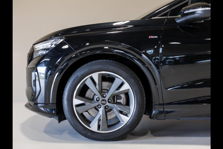 Audi Q4 e-tron 40 S-Line Competition 77 kWh SOH 93% / 204pk / Achteruitrij camera / Ruitjesbekleding / Head-up display /