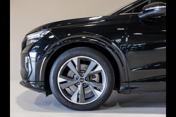 Audi Q4 e-tron 40 S-Line Competition 77 kWh SOH 93% / 204pk / Achteruitrij camera / Ruitjesbekleding / Head-up display /