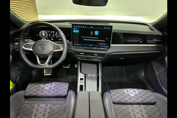 Volkswagen Passat Variant 1.5 eHybrid R-Line Black Edition | Garantie tot 2031 |272PK| Pano | Matrix | HUD | Massage | Trekhaak