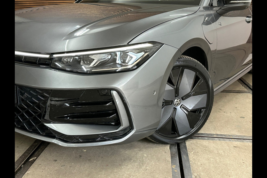 Volkswagen Passat Variant 1.5 eHybrid R-Line Black Edition | Garantie tot 2031 |272PK| Pano | Matrix | HUD | Massage | Trekhaak