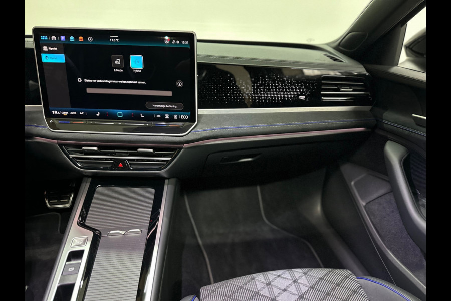 Volkswagen Passat Variant 1.5 eHybrid R-Line Black Edition | Garantie tot 2031 |272PK| Pano | Matrix | HUD | Massage | Trekhaak