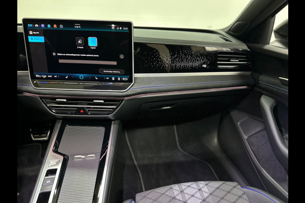 Volkswagen Passat Variant 1.5 eHybrid R-Line Black Edition | Garantie tot 2031 |272PK| Pano | Matrix | HUD | Massage | Trekhaak