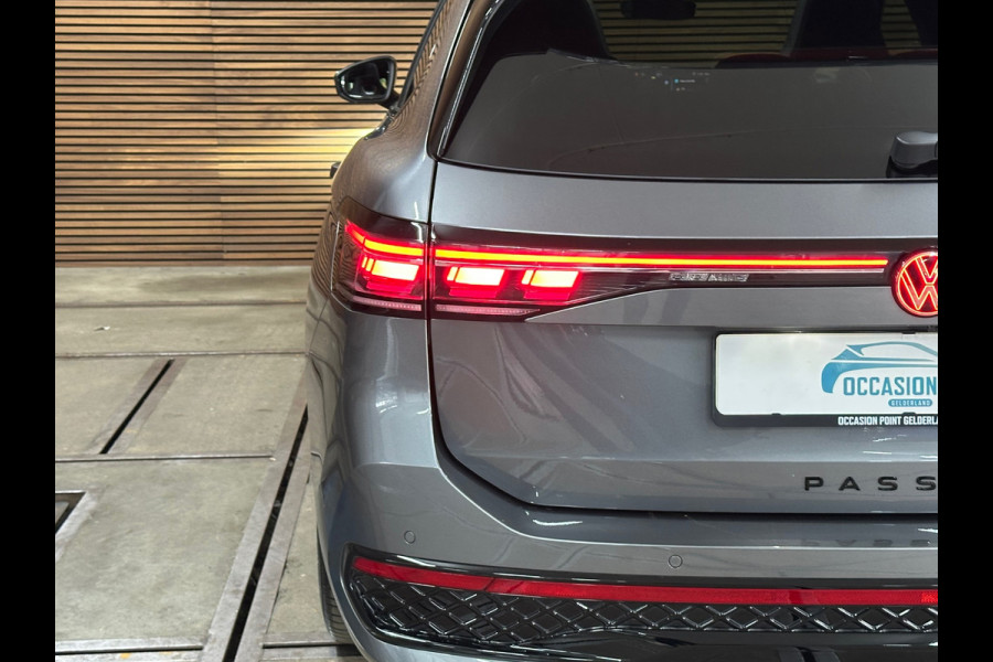 Volkswagen Passat Variant 1.5 eHybrid R-Line Black Edition | Garantie tot 2031 |272PK| Pano | Matrix | HUD | Massage | Trekhaak