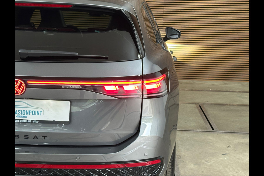 Volkswagen Passat Variant 1.5 eHybrid R-Line Black Edition | Garantie tot 2031 |272PK| Pano | Matrix | HUD | Massage | Trekhaak