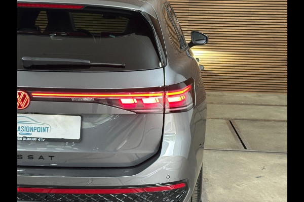 Volkswagen Passat Variant 1.5 eHybrid R-Line Black Edition | Garantie tot 2031 |272PK| Pano | Matrix | HUD | Massage | Trekhaak