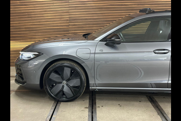 Volkswagen Passat Variant 1.5 eHybrid R-Line Black Edition | Garantie tot 2031 |272PK| Pano | Matrix | HUD | Massage | Trekhaak